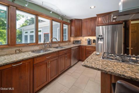 6 W Hite Court Schenectady NY 12303