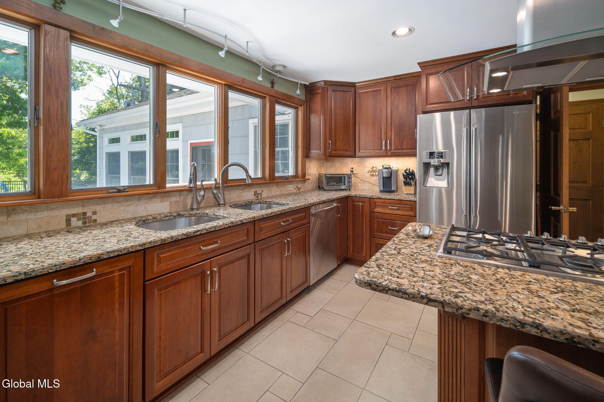 6 W Hite Court Schenectady NY 12303