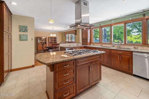 6 W Hite Court Schenectady NY 12303