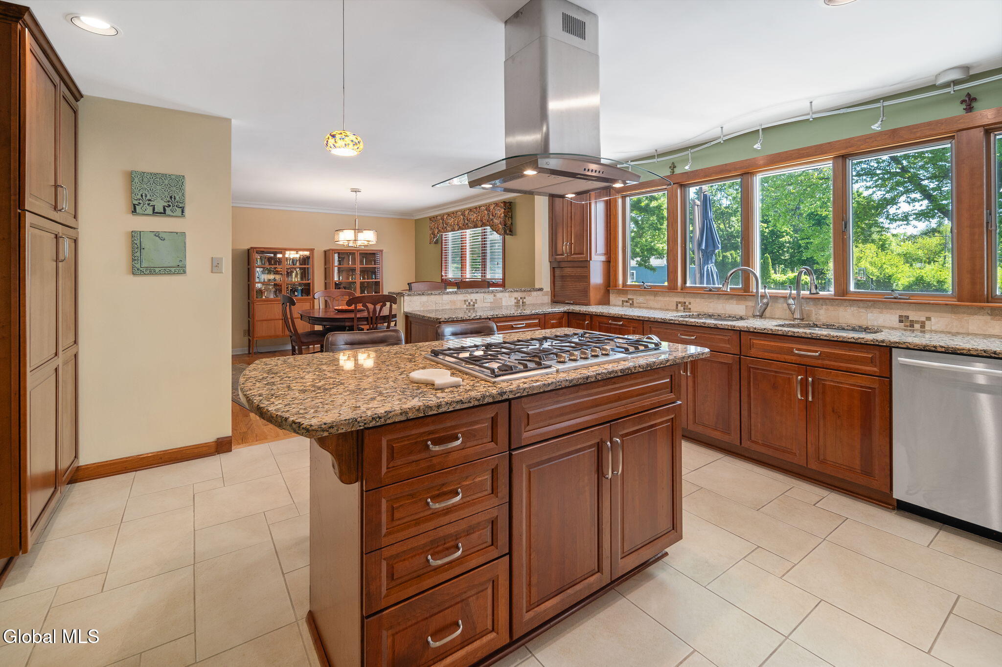 6 W Hite Court Schenectady NY 12303