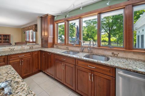 6 W Hite Court Schenectady NY 12303