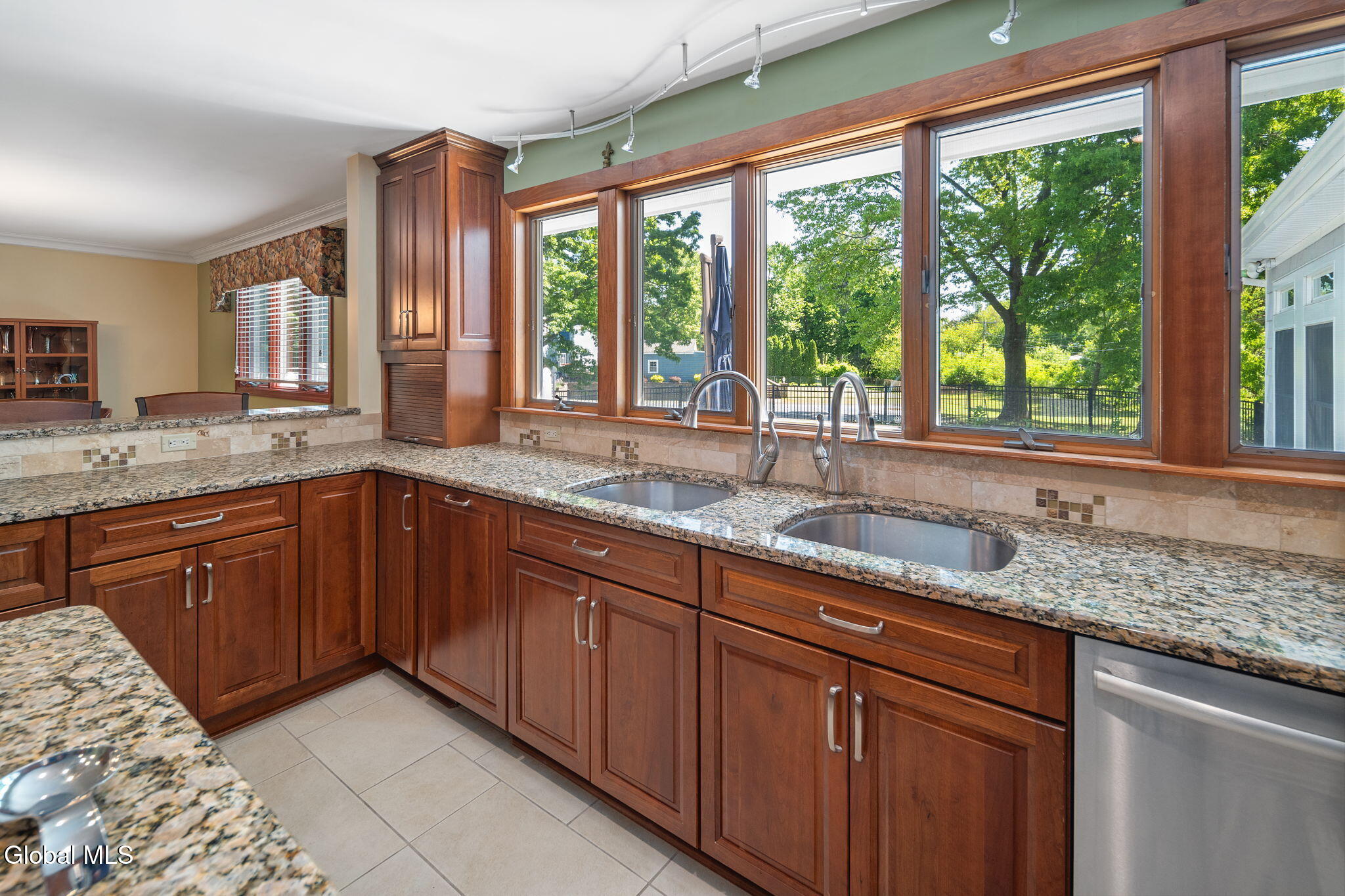 6 W Hite Court Schenectady NY 12303