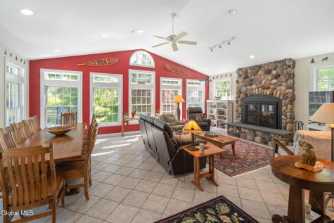 6 W Hite Court Schenectady NY 12303