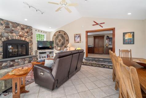 6 W Hite Court Schenectady NY 12303