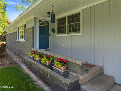6 W Hite Court Schenectady NY 12303