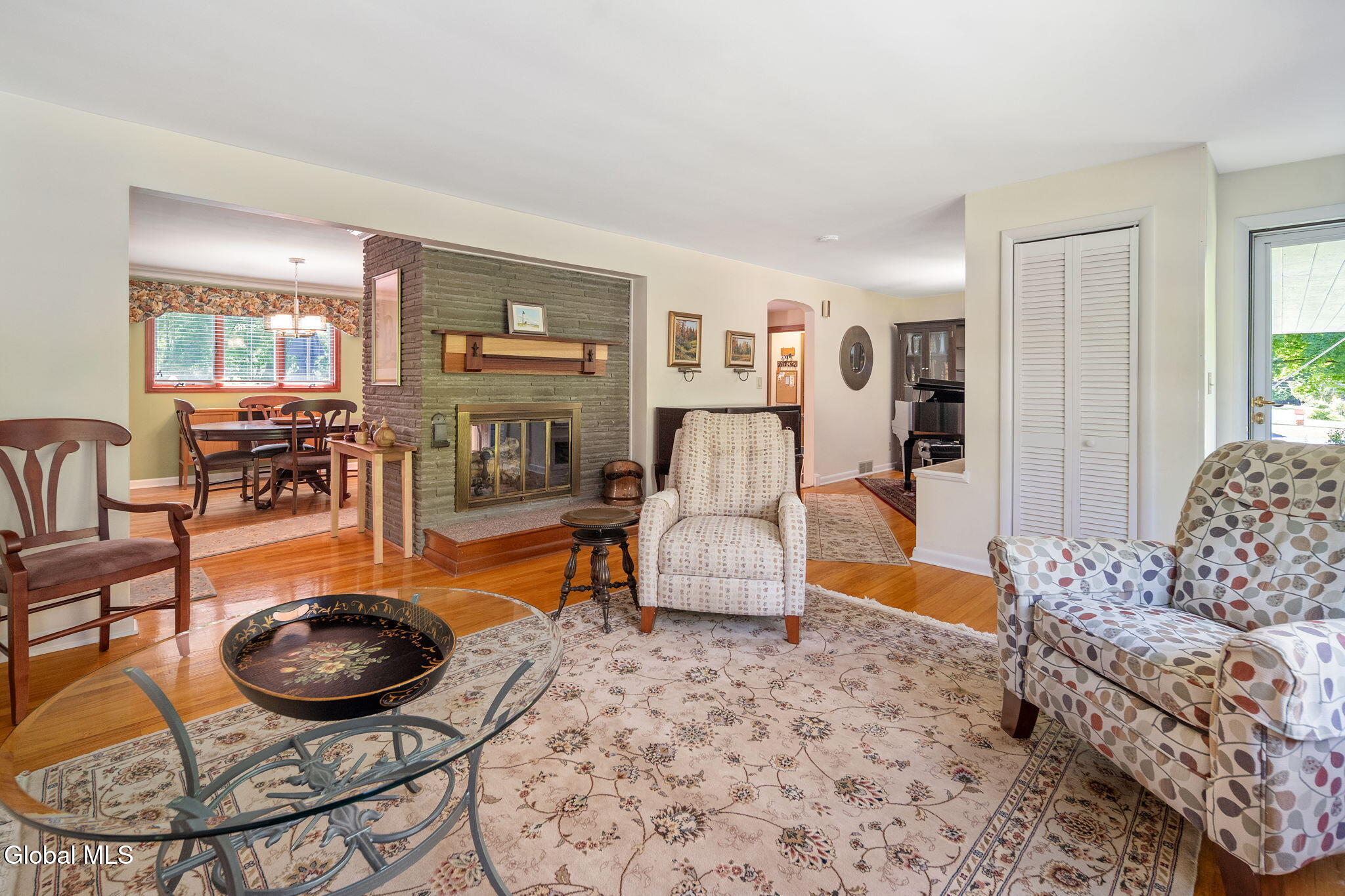 6 W Hite Court Schenectady NY 12303