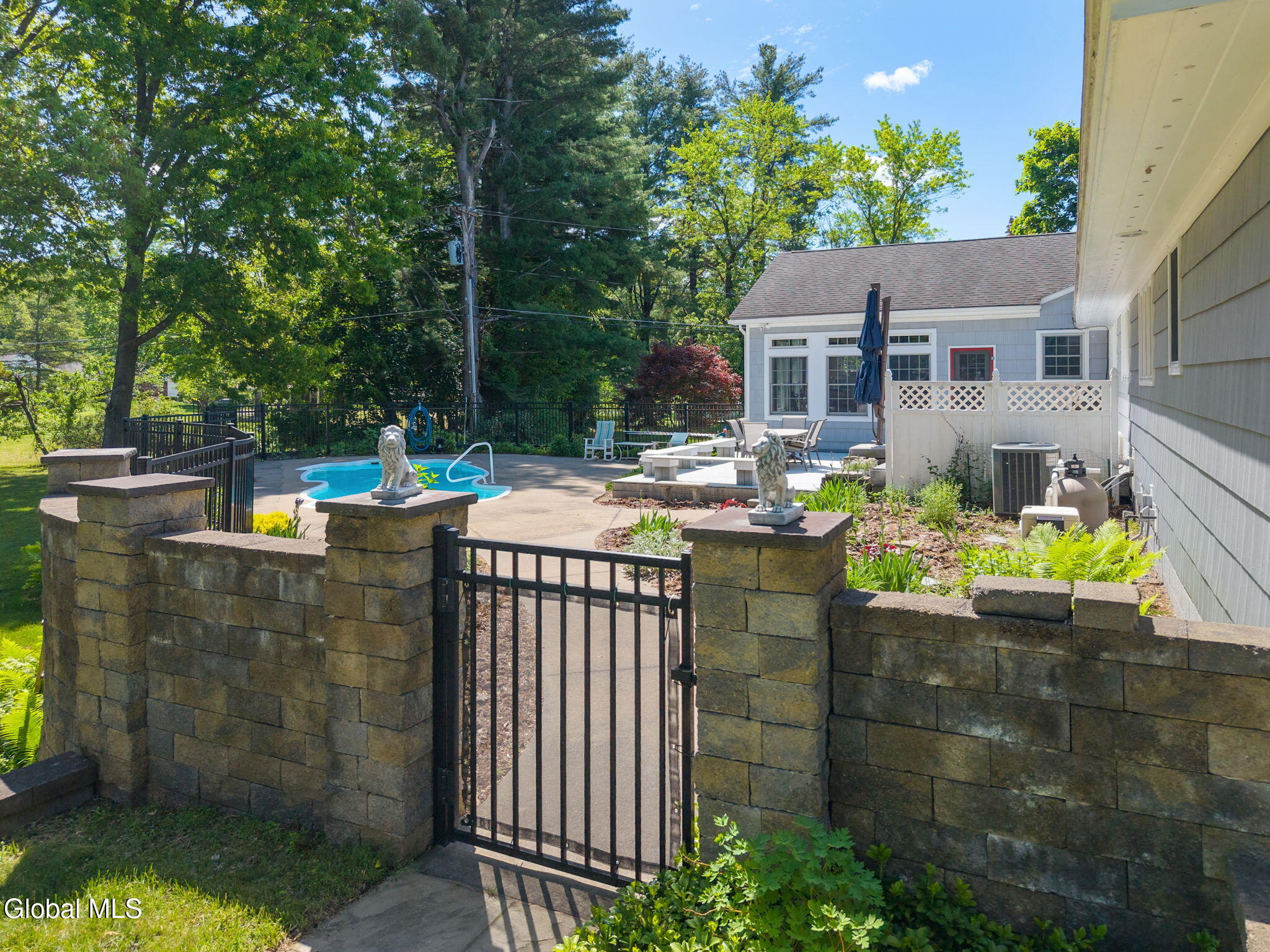 6 W Hite Court Schenectady NY 12303