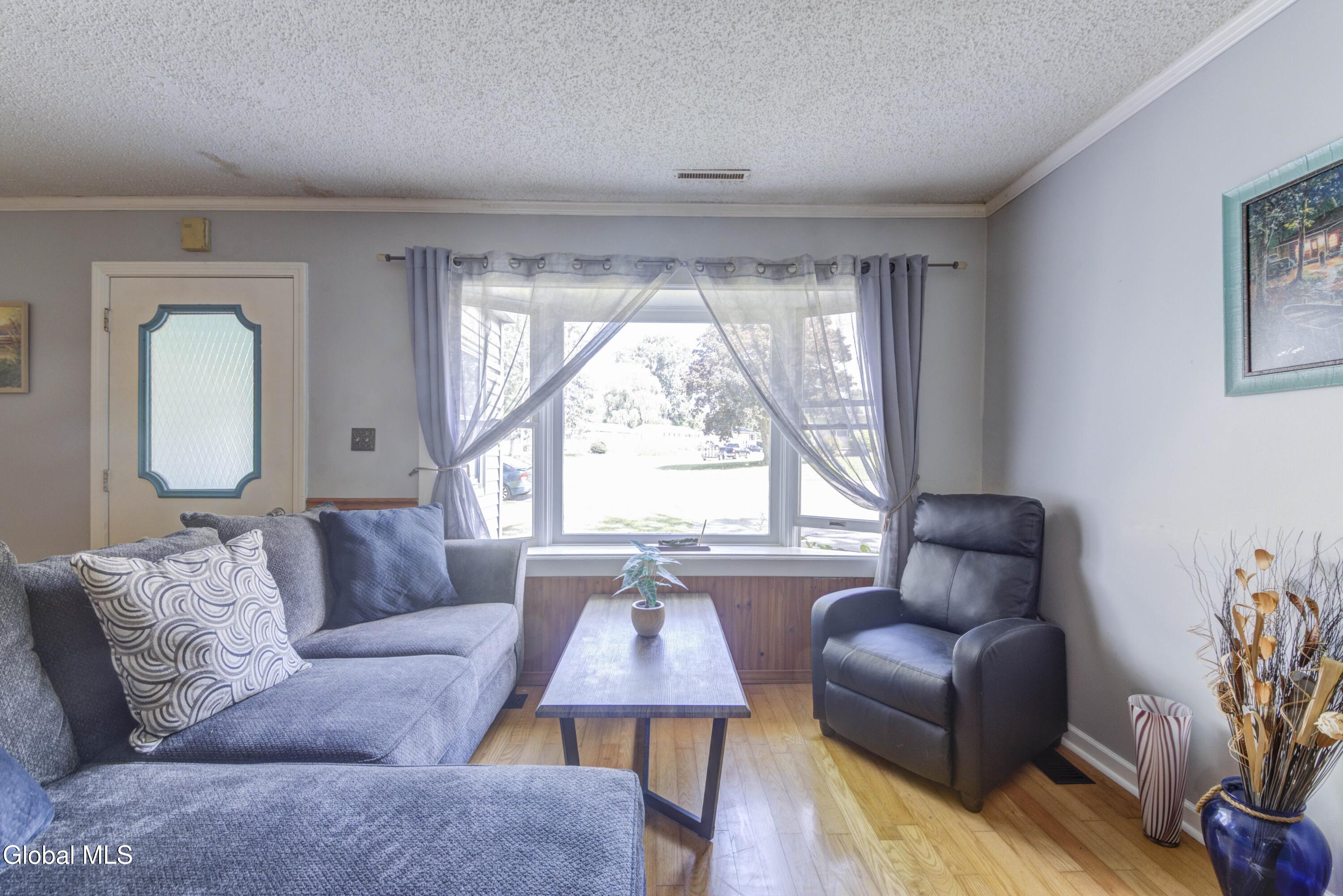 28 Amelia Drive Schenectady NY 12309