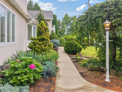 6 Quaker Drive Schenectady NY 12309