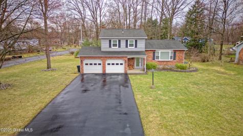 696 Hampshire Seat Niskayuna NY 12309