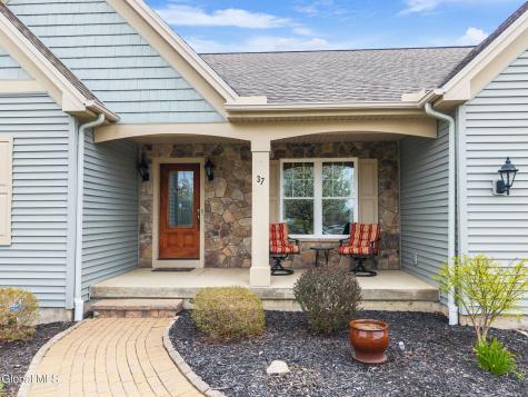 37 Gladstone Circle Mechanicville NY 12118