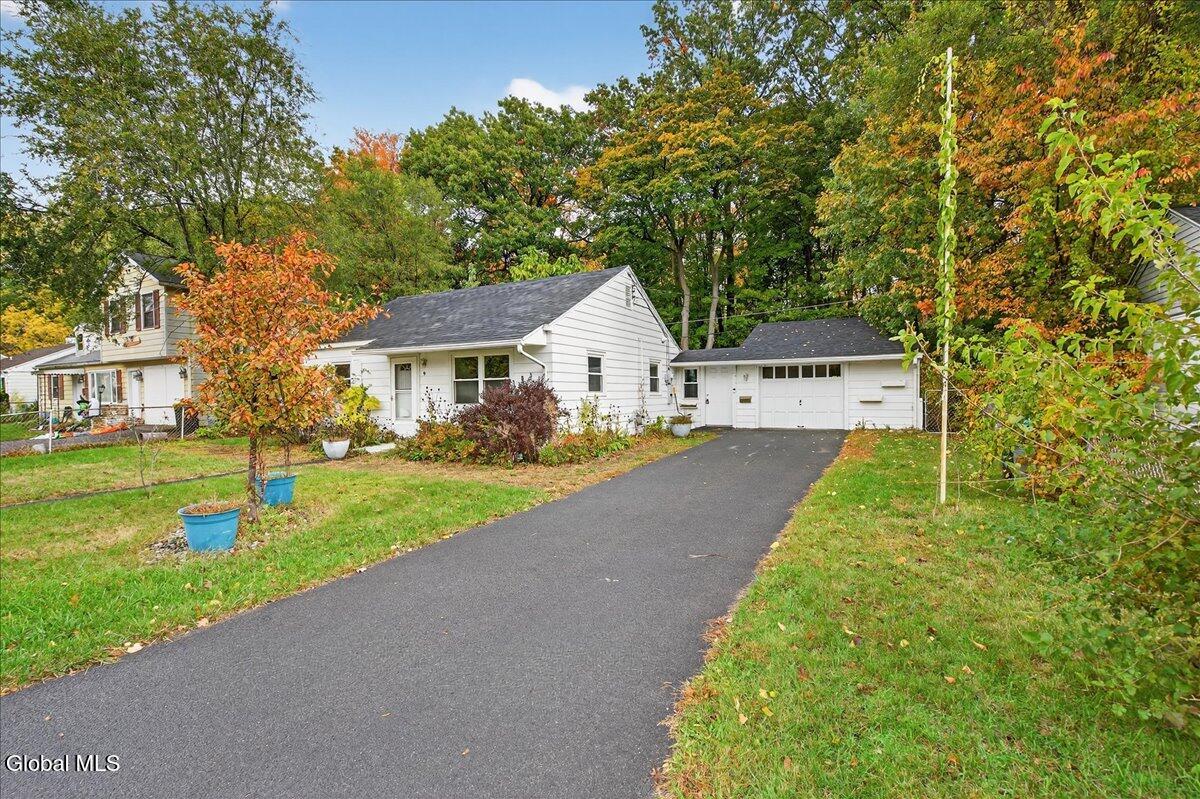 9 Vics Court Albany NY 12205