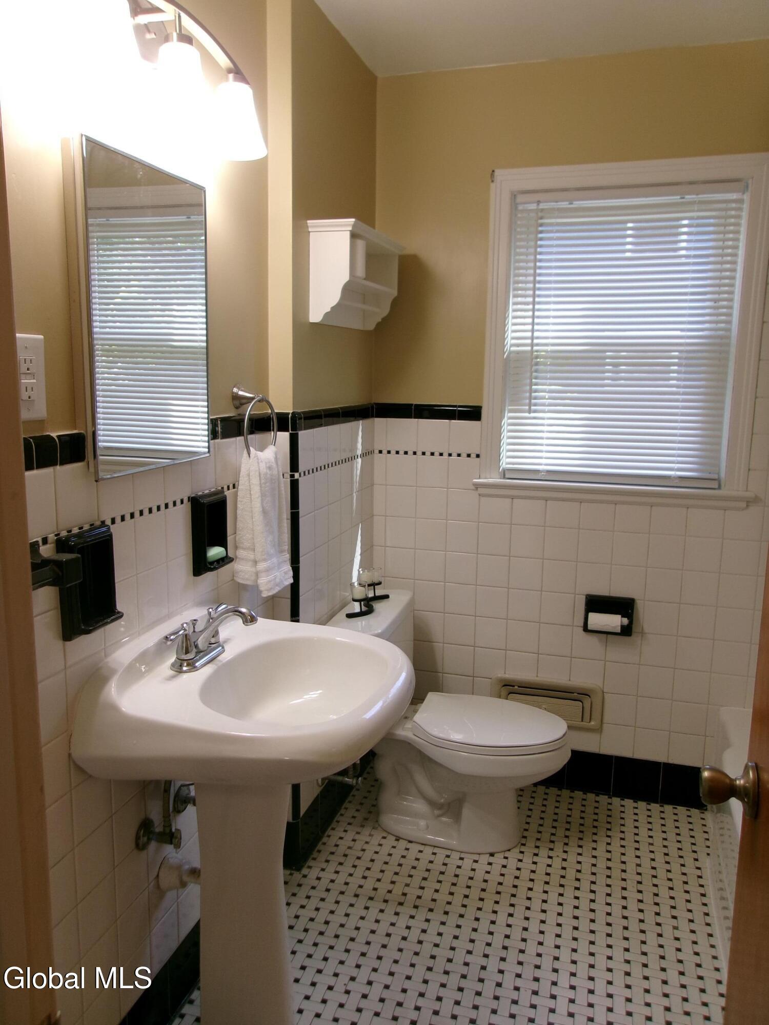2023 Fairlawn Parkway Schenectady NY 12309