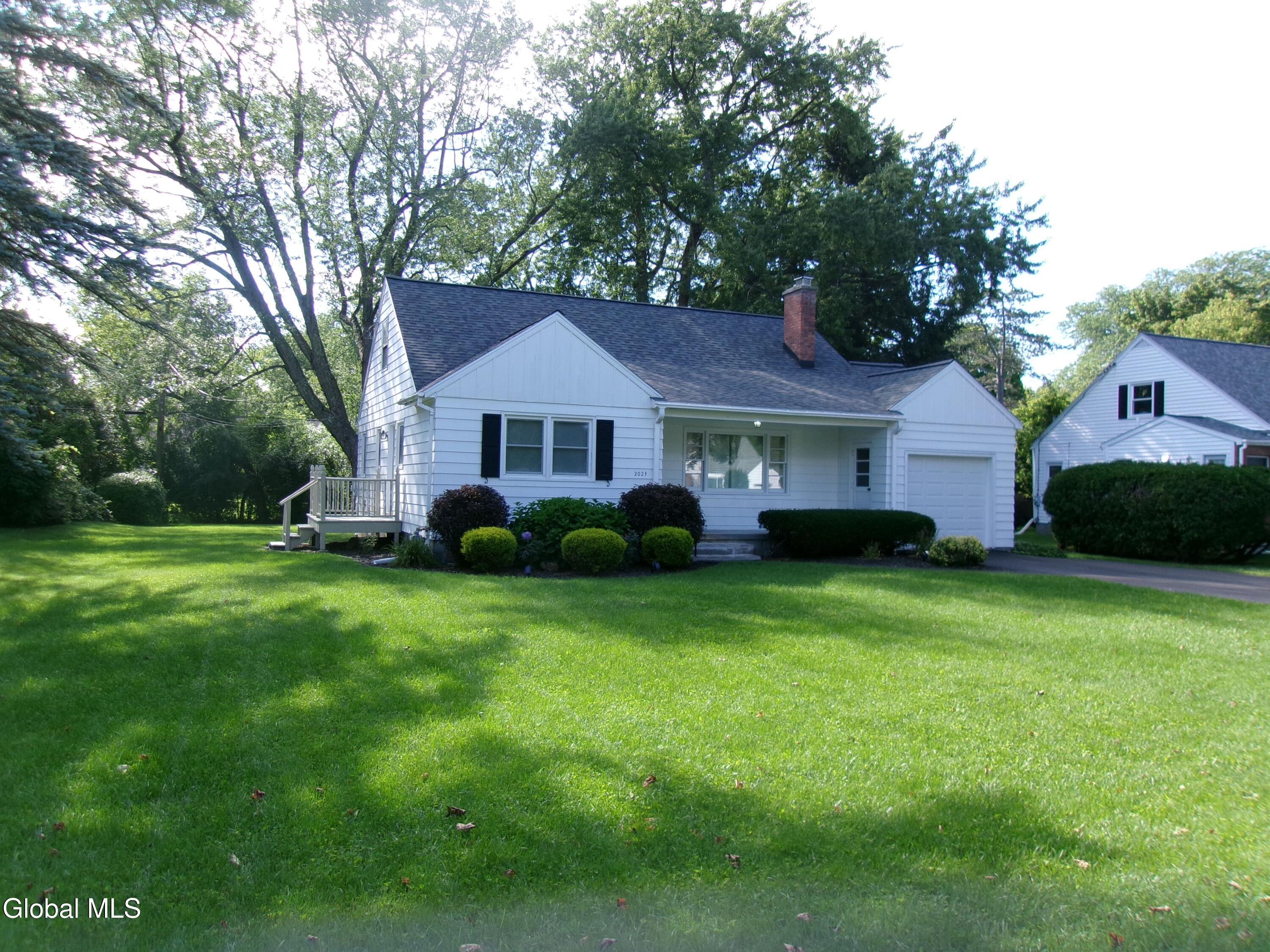 2023 Fairlawn Parkway Schenectady NY 12309