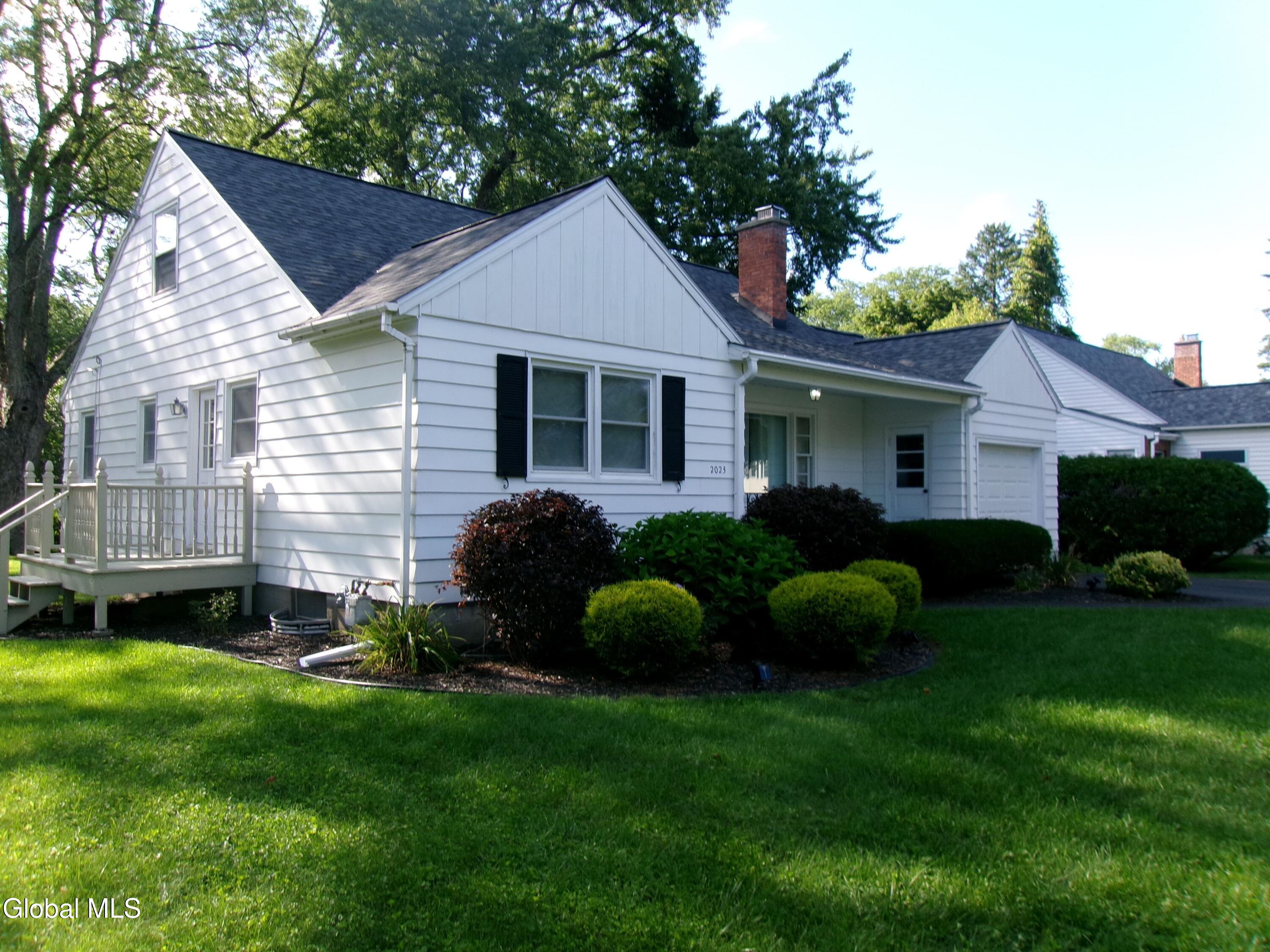 2023 Fairlawn Parkway Schenectady NY 12309