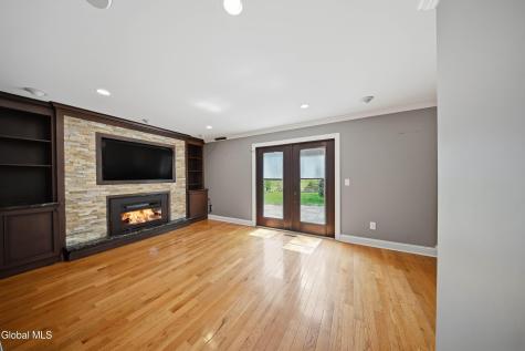 24 Michaelangelo Street Latham NY 12110
