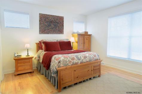 79 Lakepointe Way Saratoga Springs NY 12866