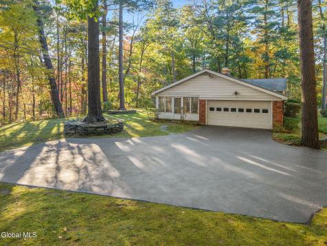 6 Pine Ridge Drive Guilderland NY 12084