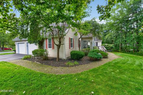 4 Massachusetts Court Rexford NY 12148
