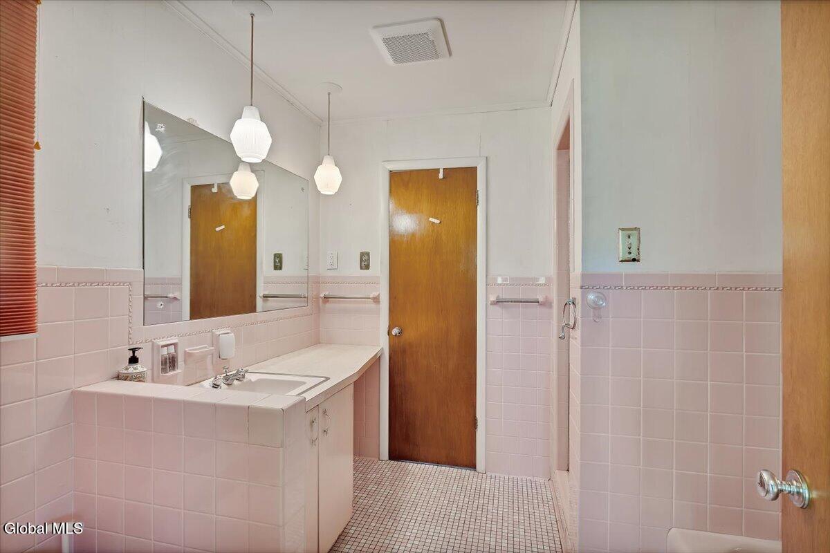10 Eastland Avenue Gloversville NY 12078