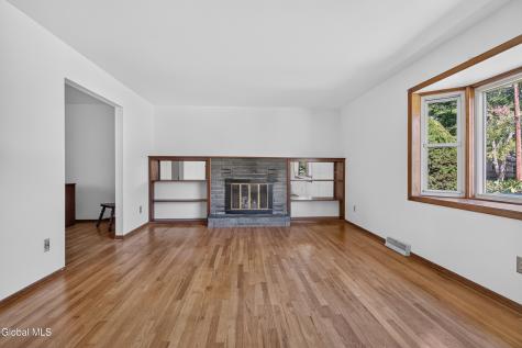 618 Via Ponderosa Schenectady NY 12303