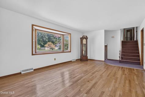 618 Via Ponderosa Schenectady NY 12303