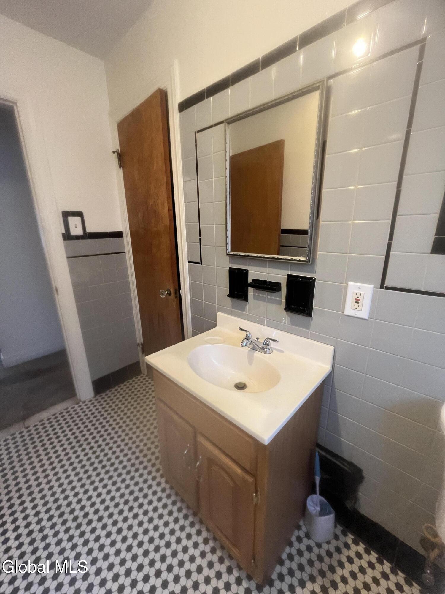 1063 Raymond Street Schenectady NY 12308