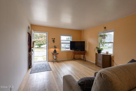1646 Van Cortland Street Schenectady NY 12303