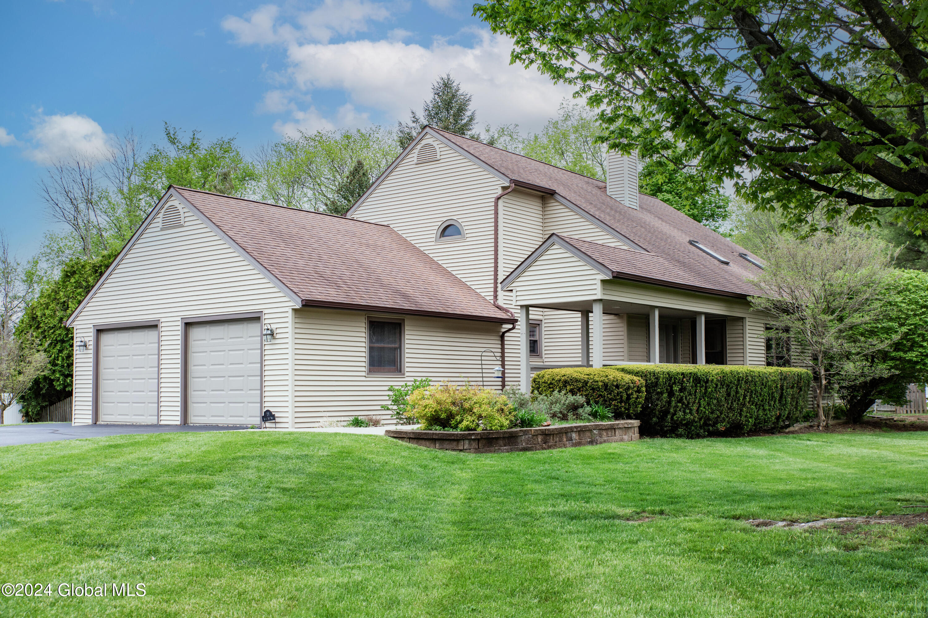 11 Blue Jay Way Rexford NY 12148