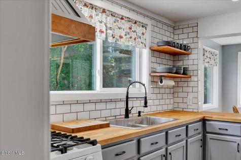 1221 Jason Lane Niskayuna NY 12309