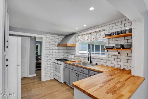 1221 Jason Lane Niskayuna NY 12309
