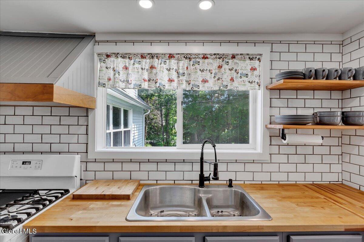 1221 Jason Lane Niskayuna NY 12309