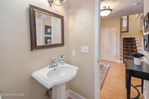 16 Callaway Circle Loudonville NY 12211