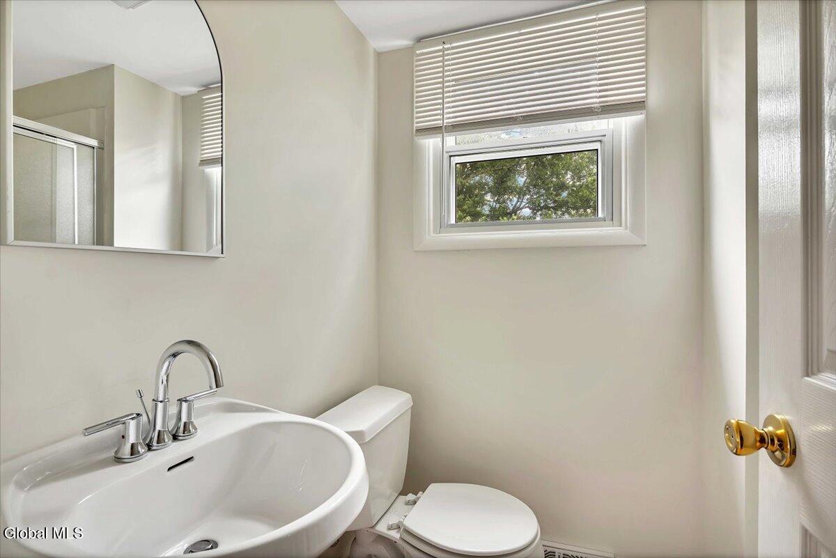 3 Leslie Court Halfmoon NY 12065