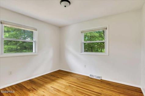 3 Leslie Court Halfmoon NY 12065