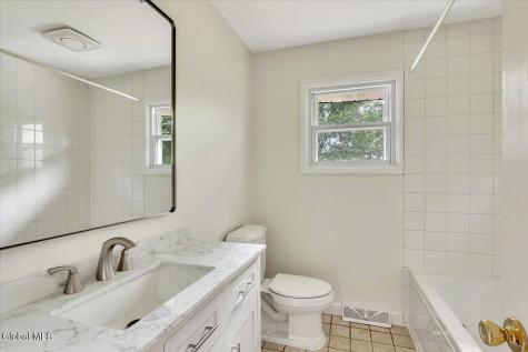 3 Leslie Court Halfmoon NY 12065