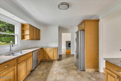 3 Leslie Court Halfmoon NY 12065