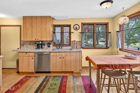 1528 Regent Street Niskayuna NY 12309