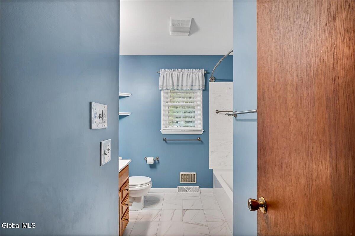 12 Chris Drive Schenectady NY 12309