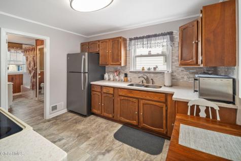 15 Oakland Avenue Amsterdam NY 12010
