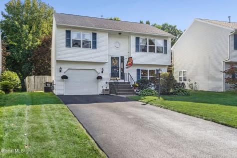 21 Wicken Square Colonie NY 12205