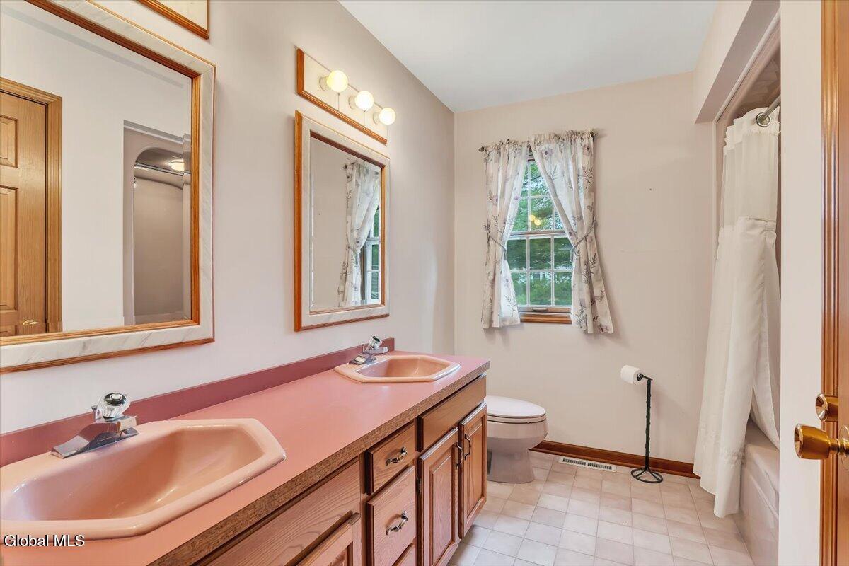 1058 Valerie Drive Schenectady NY 12309