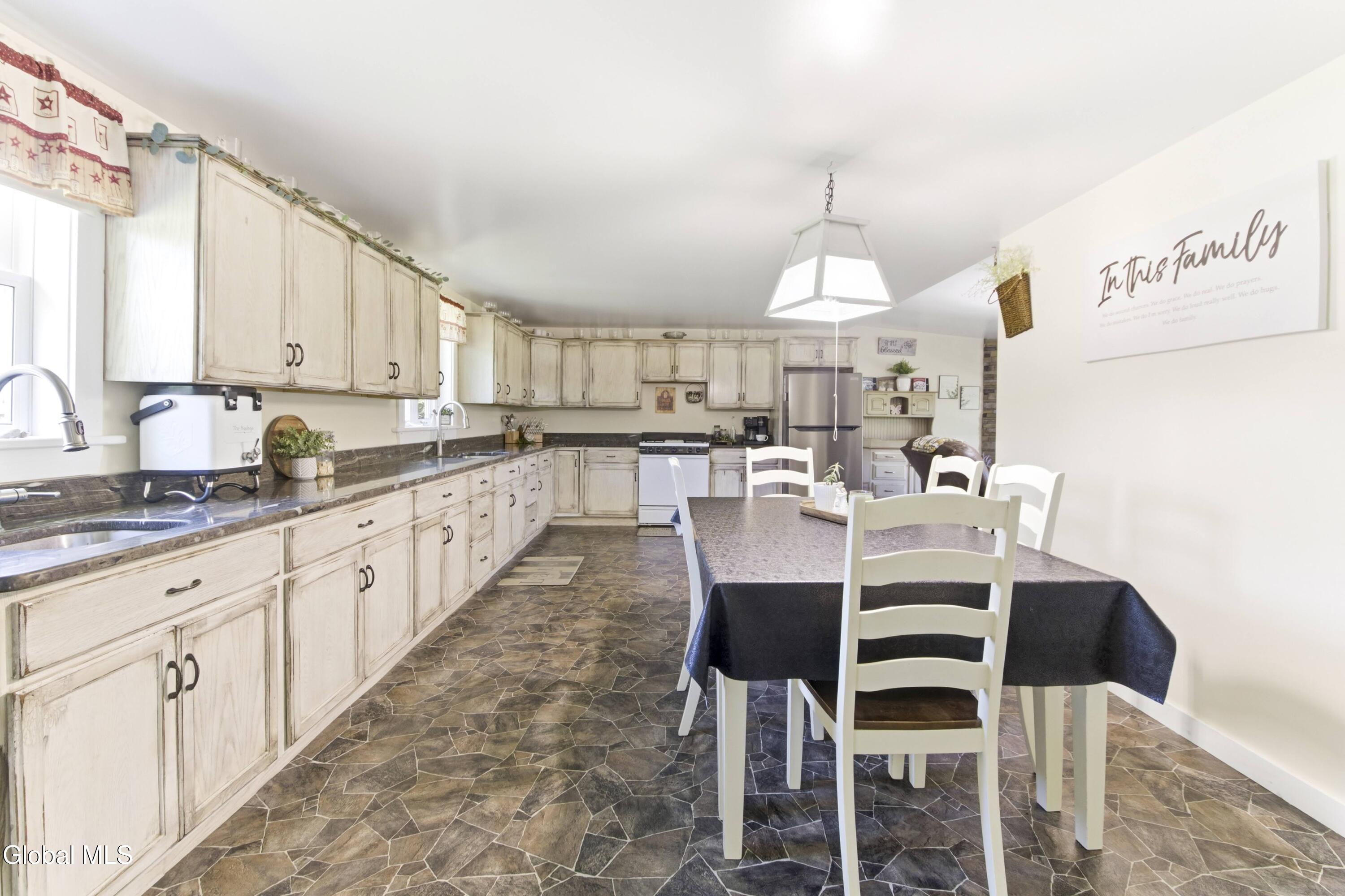 106 Hilltop Road Sprakers NY 12166