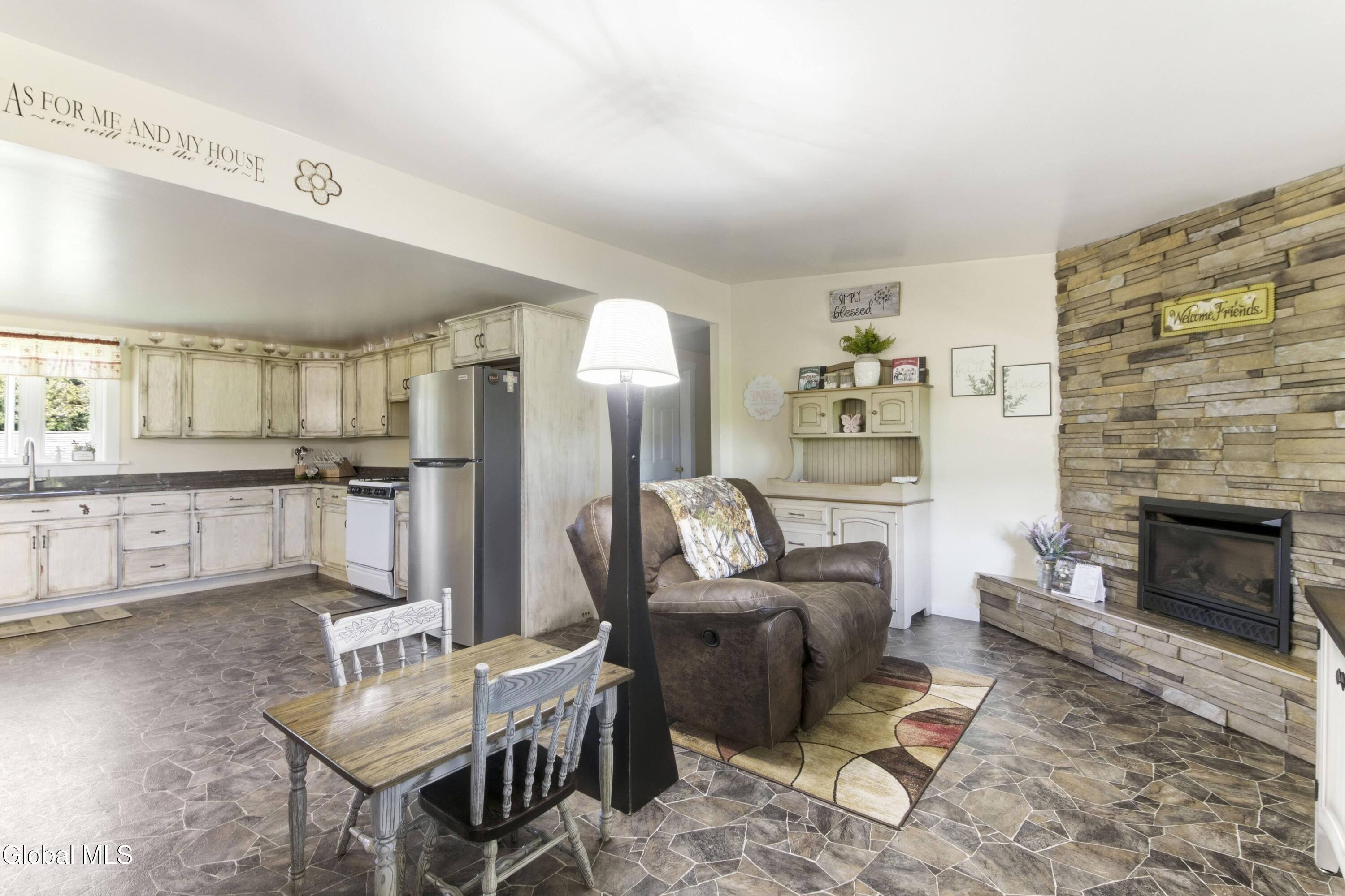 106 Hilltop Road Sprakers NY 12166