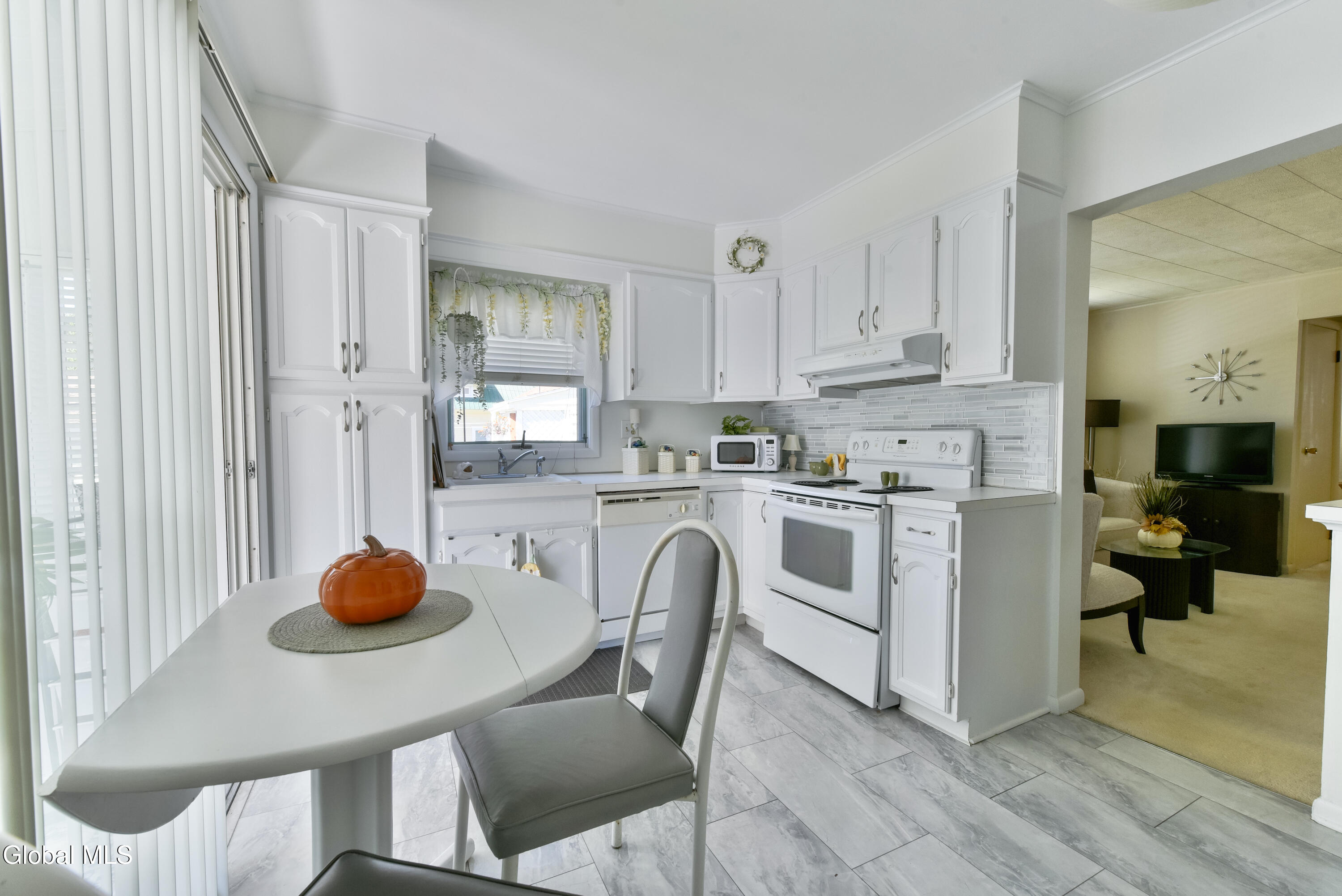 18 Grandoe Lane Gloversville NY 12078
