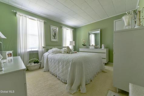18 Grandoe Lane Gloversville NY 12078