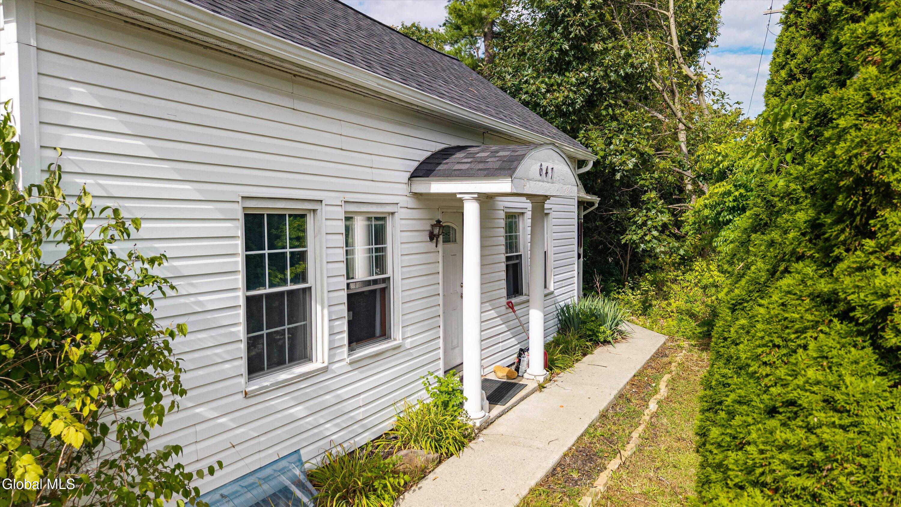647 Saratoga Road Glenville NY 12302
