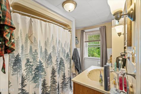 647 Saratoga Road Glenville NY 12302