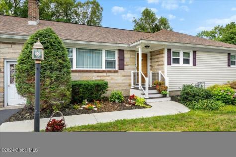 4 Delee Avenue Guilderland NY 12203