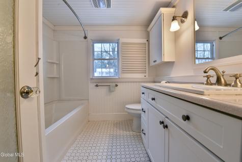 17 Canterbury Road Clifton Park NY 12065